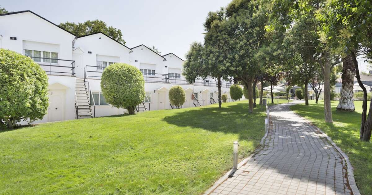 Een foto van de buitenkant van Hotel Osuna