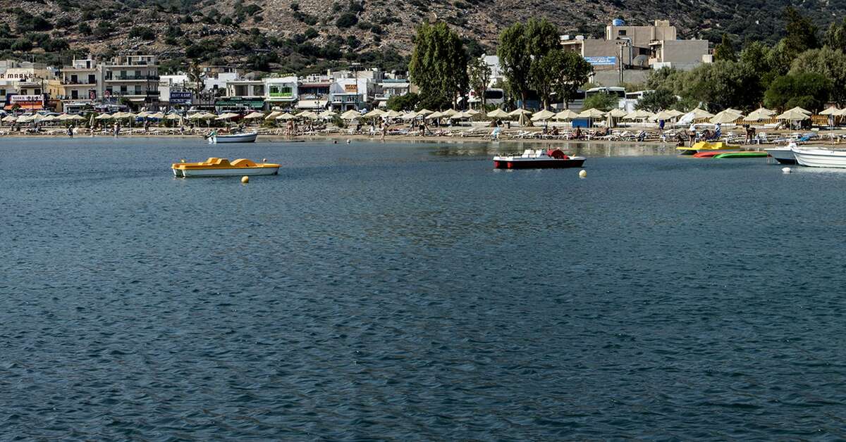 Ein Foto vom Strand beim Elounda Orama