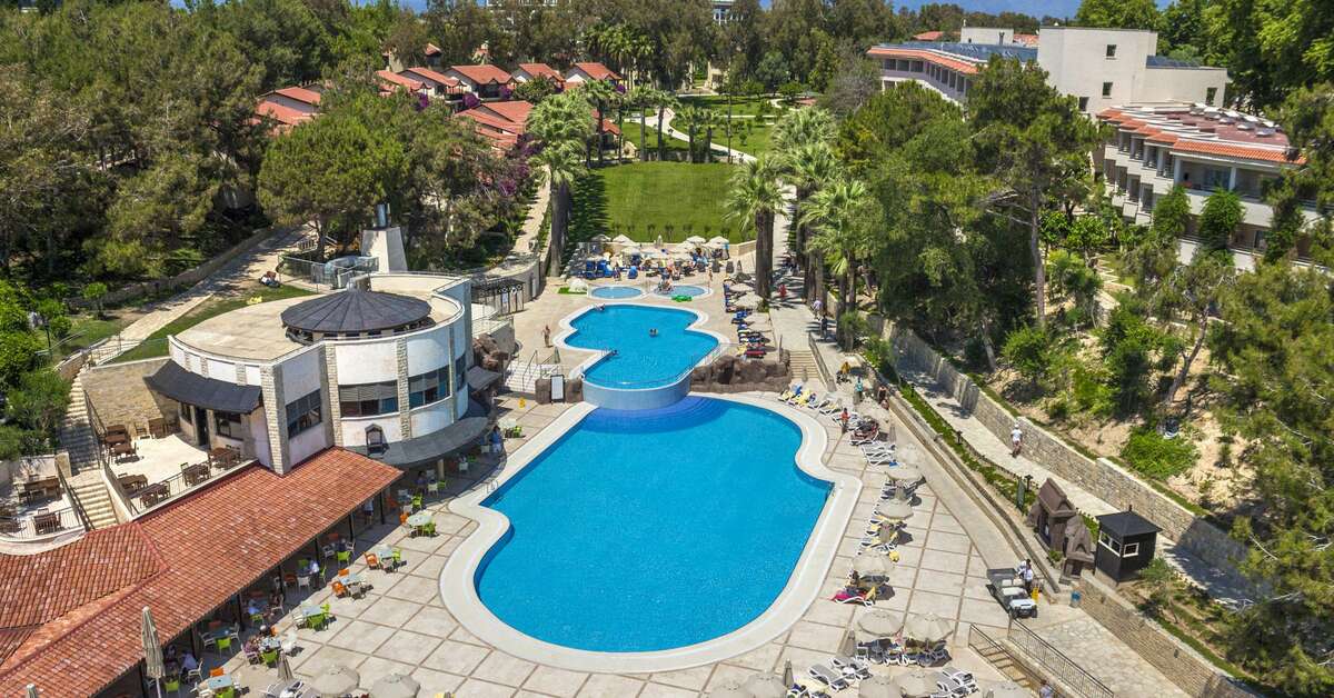 Een foto van het zwembad bij Melas Holiday Village