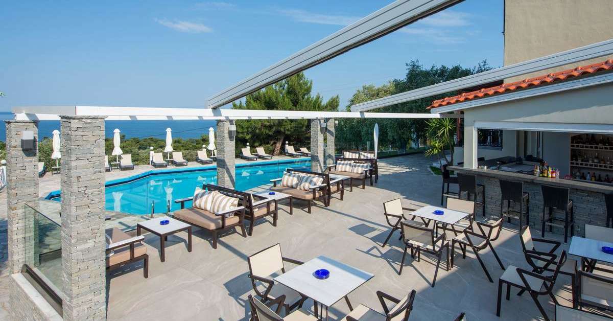 Een foto van het terras bij Villa Natassa