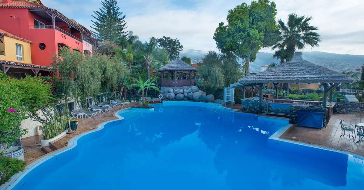 Een foto van het zwembad bij Pestana Village & Miramar