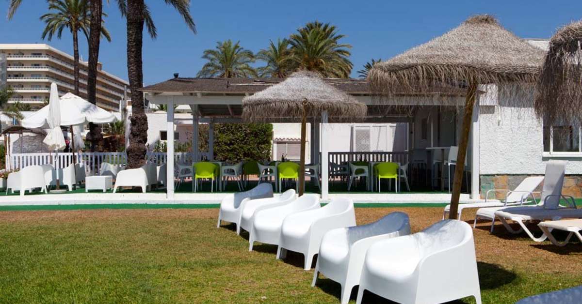 Een foto van het terras bij Sol Marbella Estepona Atalaya Park