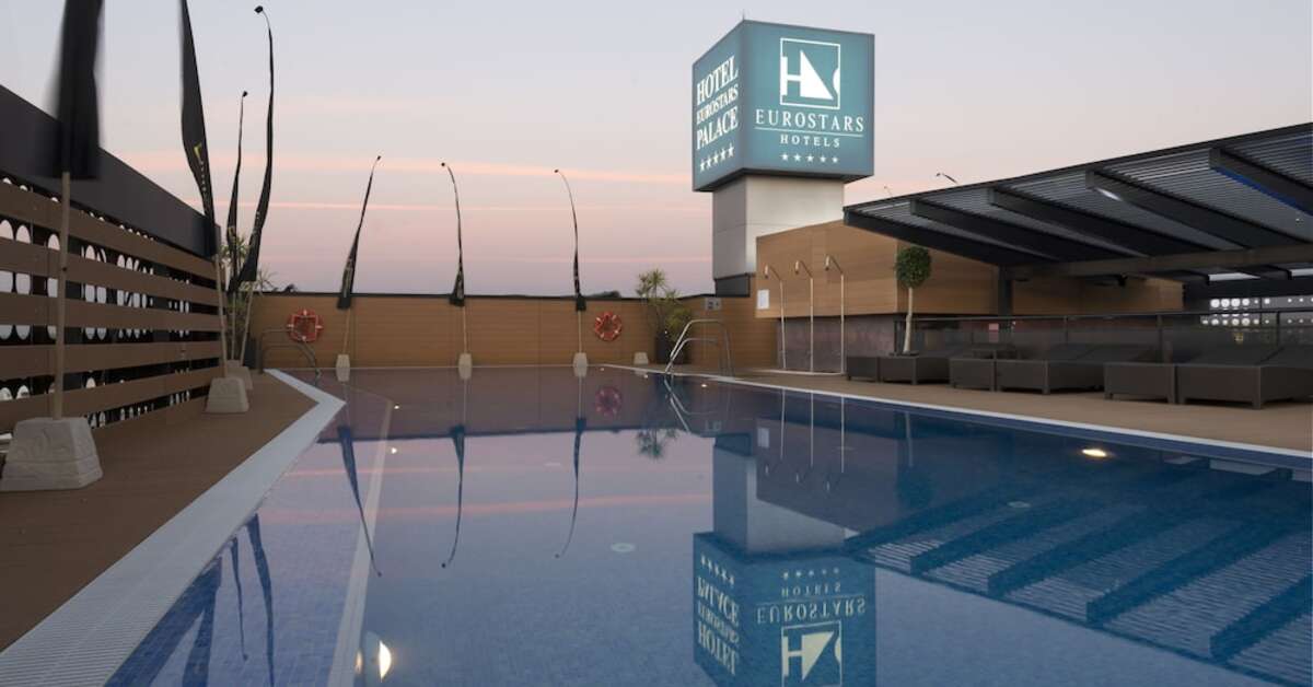 Een foto van het zwembad bij Eurostars Palace