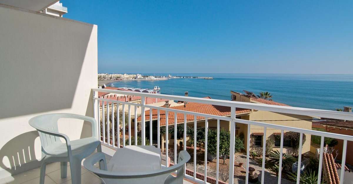 Een foto van het terras bij Hotel Benalmadena Beach