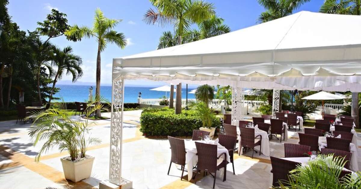 Een foto van het terras bij Luxury Bahia Principe Cayo Levantado
