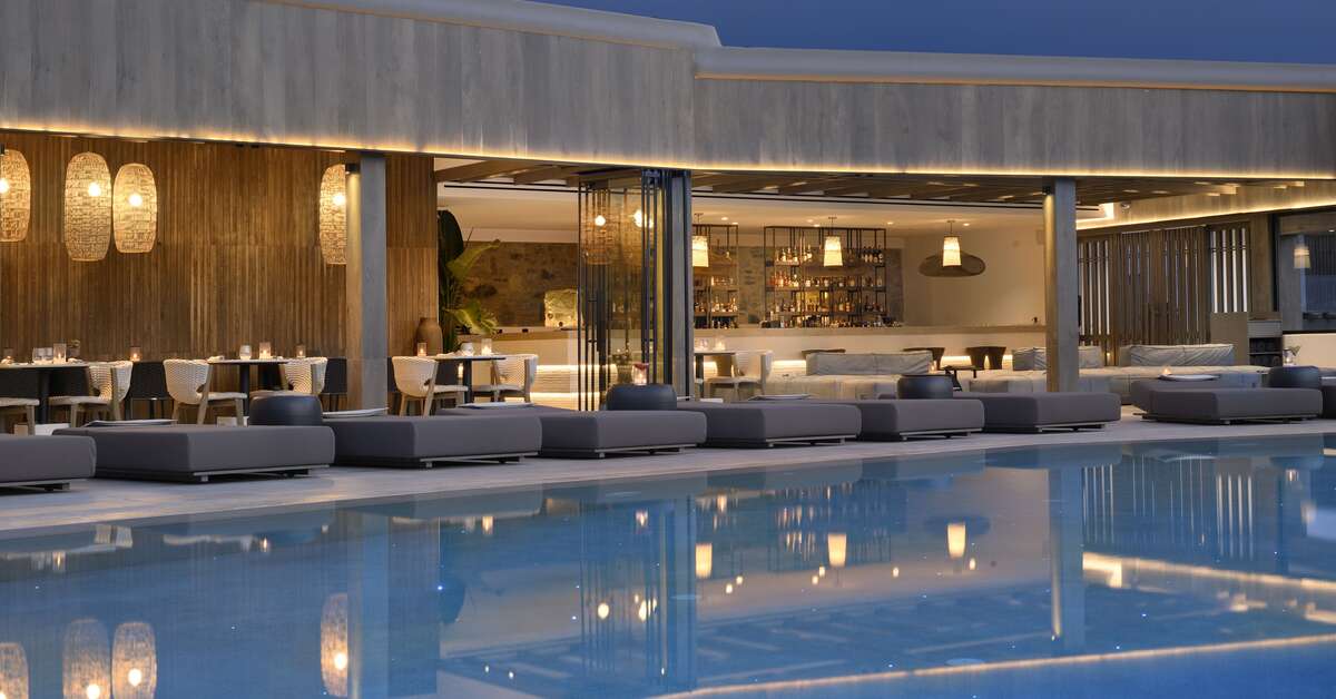 Een foto van het zwembad bij Aeonic Suites & Spa