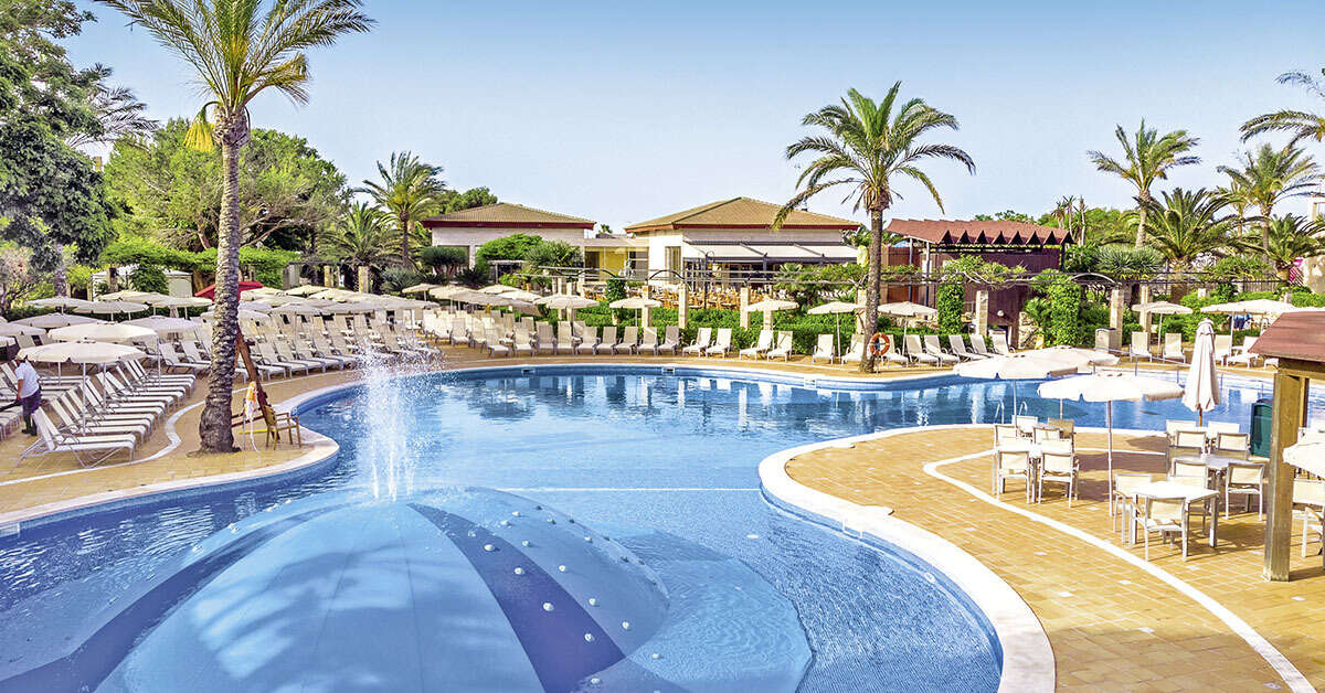 Een foto van het zwembad bij Hotel Zafiro Menorca
