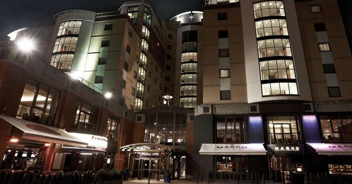 Een foto van de buitenkant van Stamford Bridge Hotel London