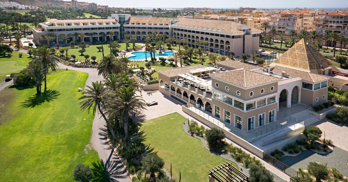 Een foto van het zwembad bij Hotel Golf Almerimar