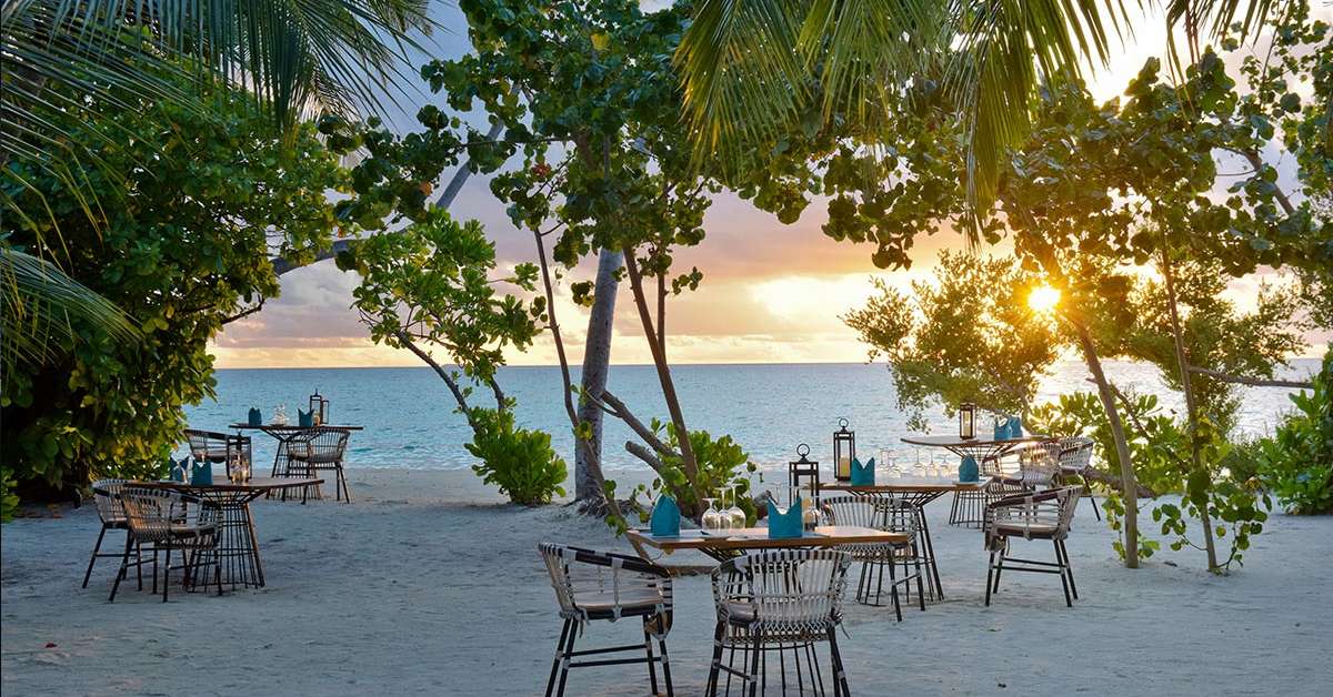 Een foto van het terras bij Kandima Maldives