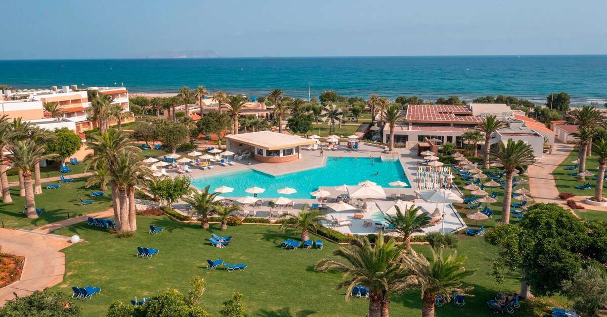 Een foto van het zwembad bij Anissa Beach & Village Hotel