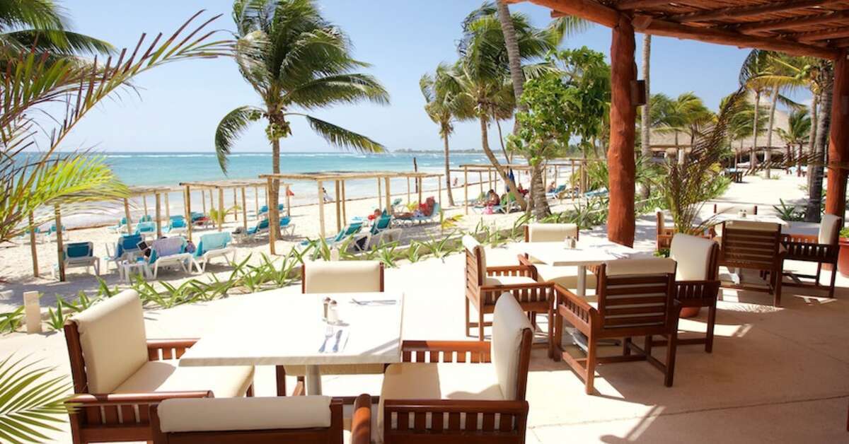 Een foto van het terras bij Akumal Bay Beach & Wellness Resort