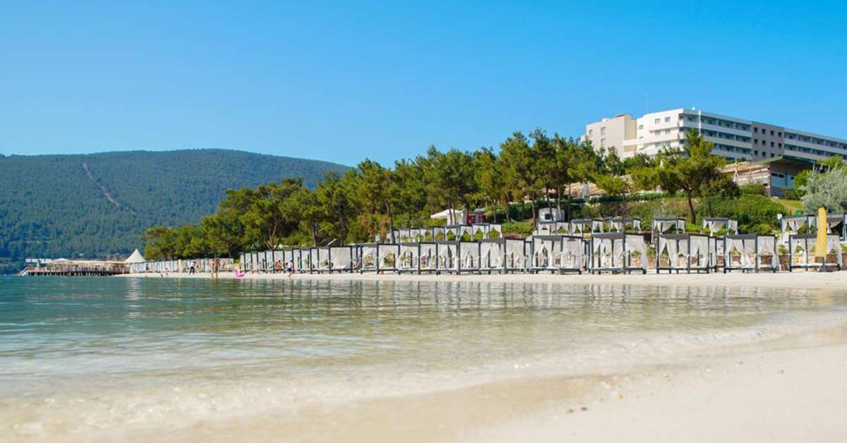 Een foto van het strand bij La Blanche Island