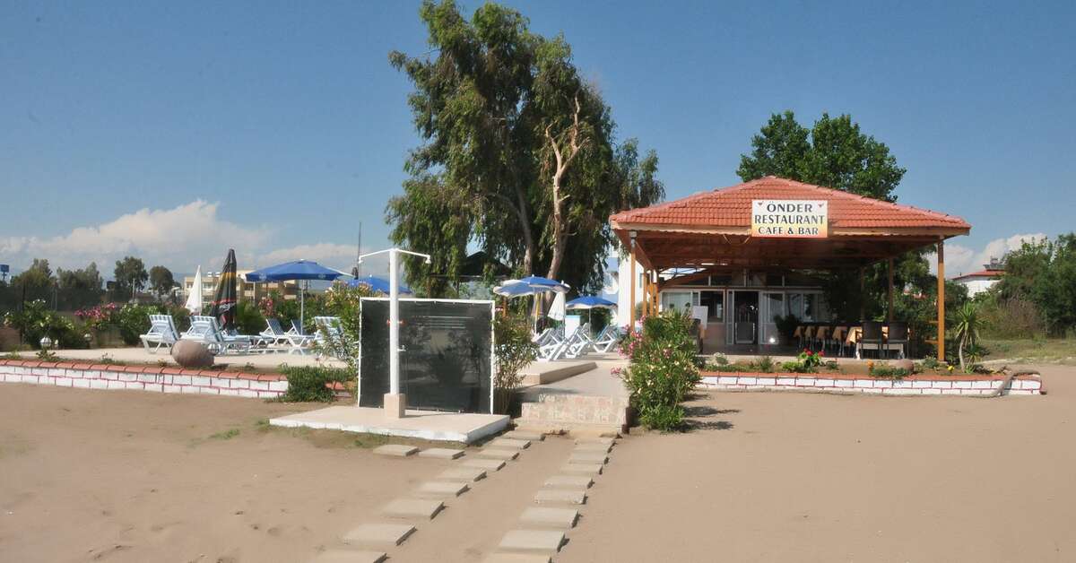 Een foto van het terras bij Onder Hotel