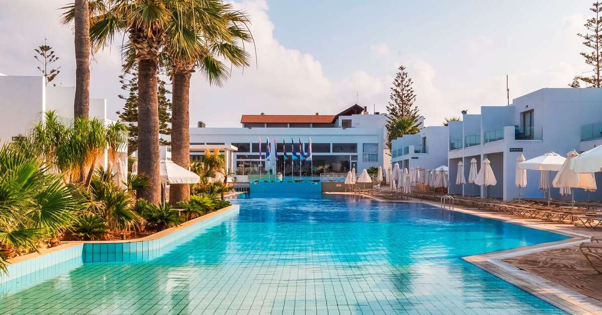 Een foto van het zwembad bij Atlantica Panthea Resort