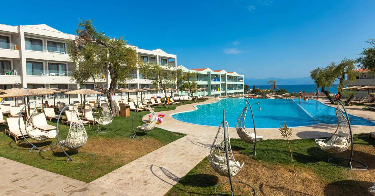 Een foto van het zwembad bij Aparthotel Robolla Beach