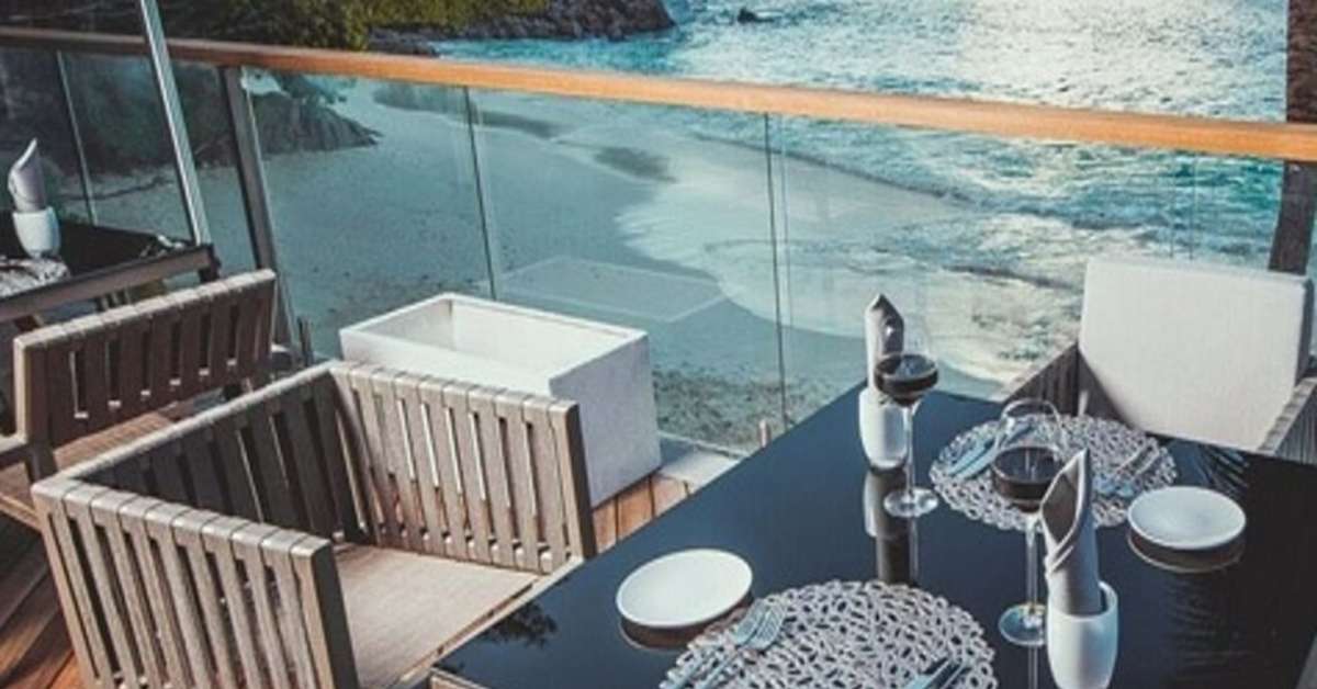 Een foto van het terras bij Carana Beach Hotel