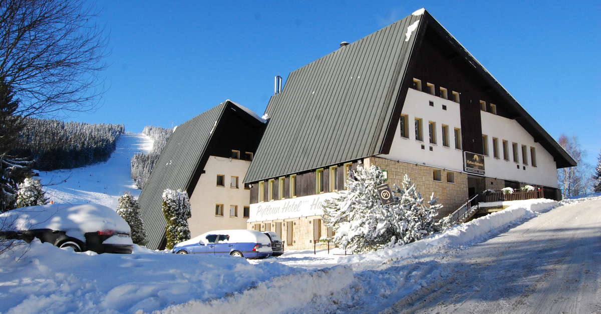 Een foto van de buitenkant van Pytloun Wellness Hotel