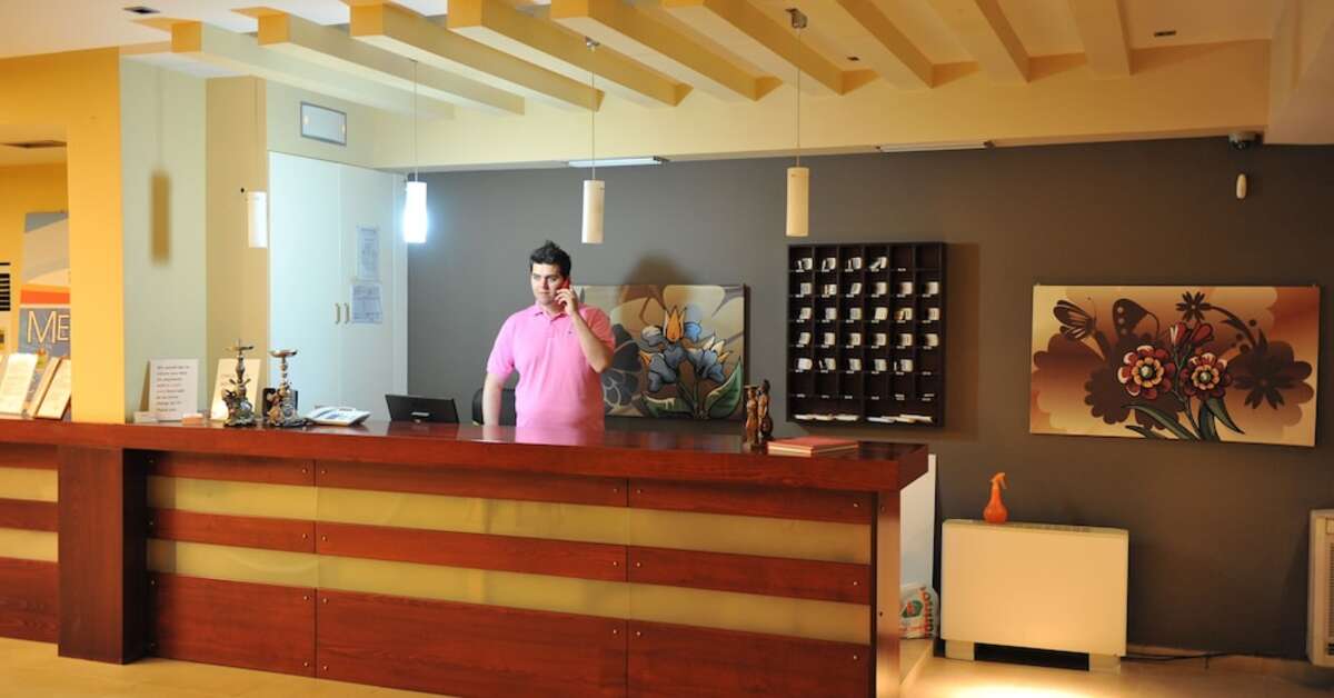 Een foto van het interieur van Heleni Beach Hotel