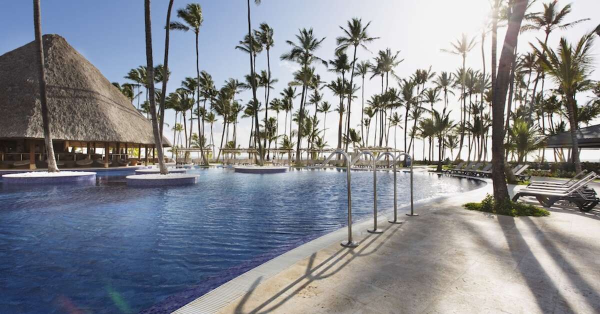 Een foto van het zwembad bij Barcelo Bavaro Beach