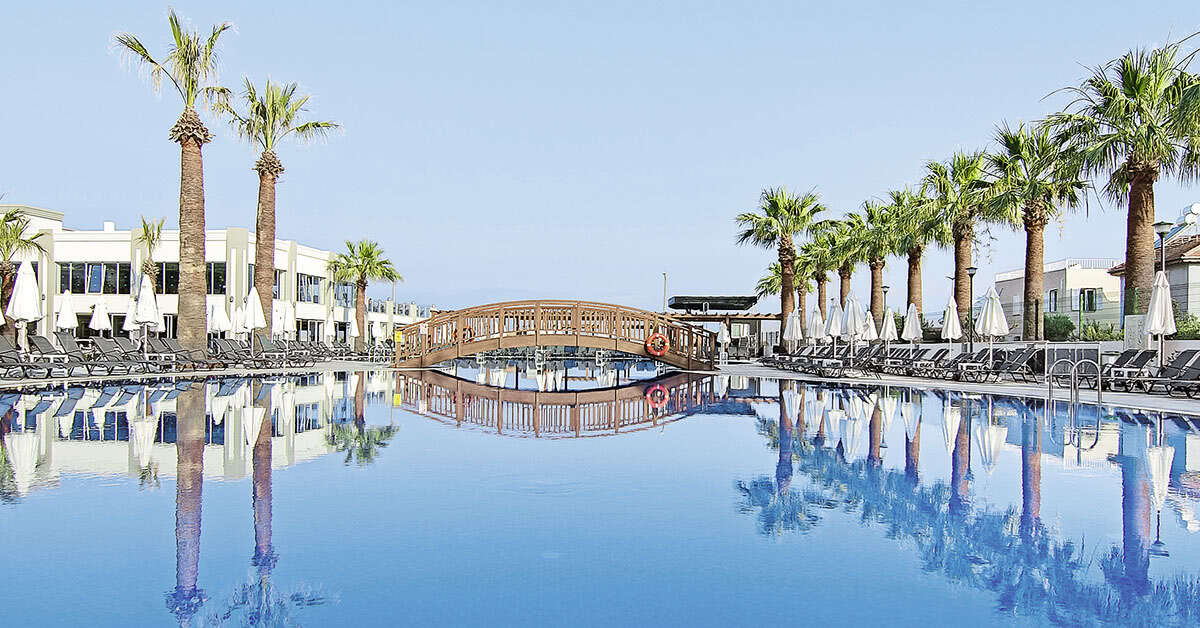 Een foto van het zwembad bij Palm Wings Beach Resort Kusadasi