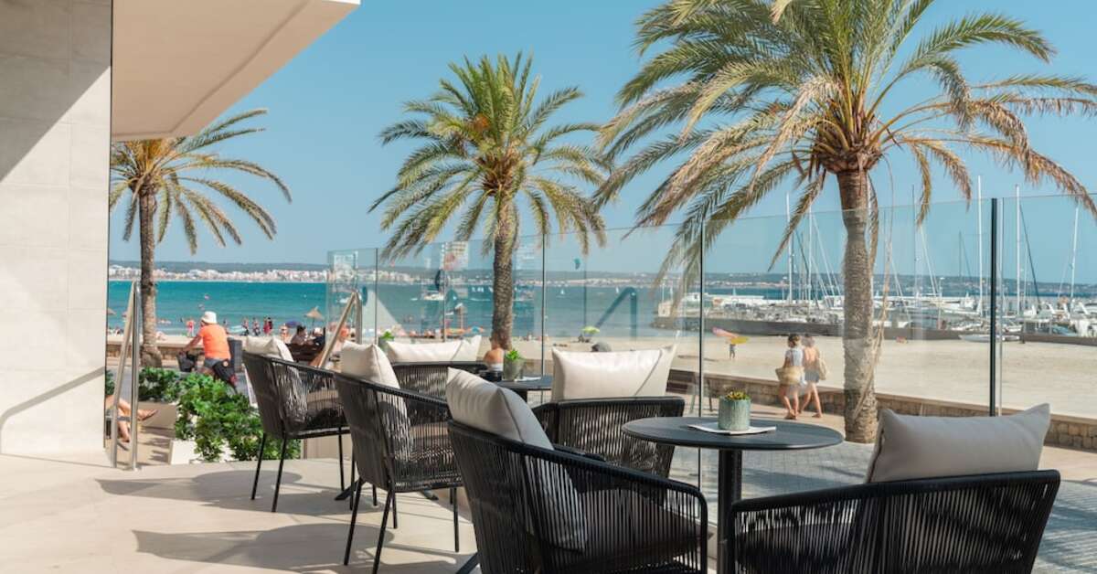 Een foto van het terras bij Las Arenas