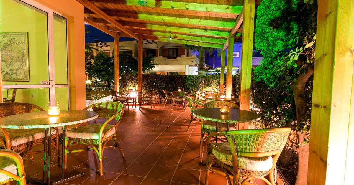 Een foto van het terras bij Hotel Elotia