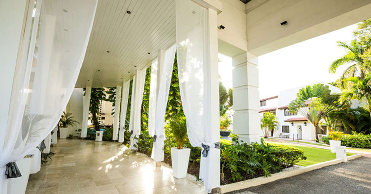 Een foto van de buitenkant van BlueBay Villas Doradas