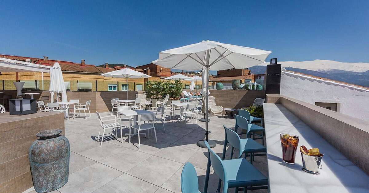 Een foto van het terras bij Catalonia Granada