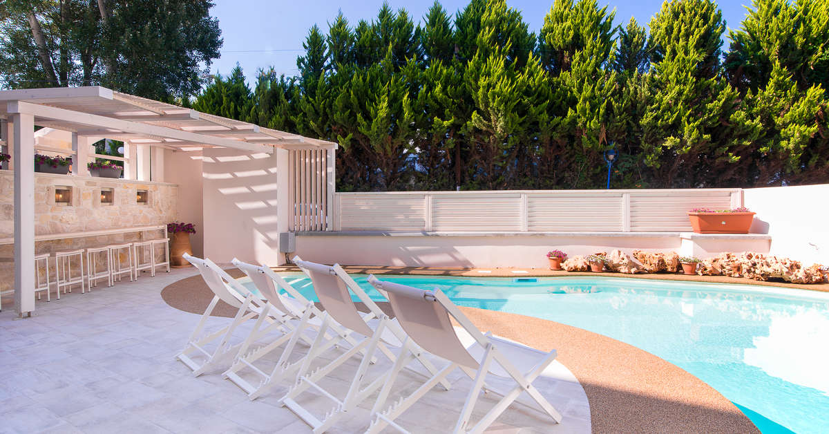 Een foto van het zwembad bij Neikos Mediterraneo Luxury Suites