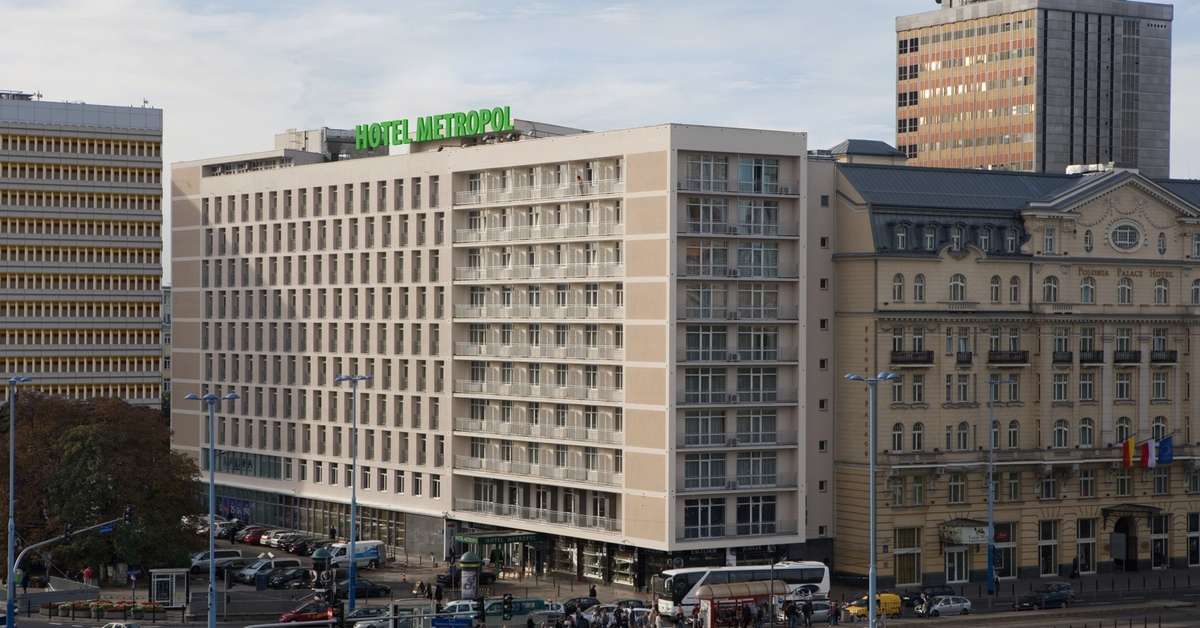 Een foto van de buitenkant van Hotel Metropol