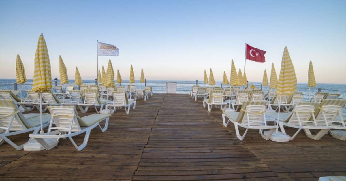 Een foto van het terras bij Doganay Beach Club
