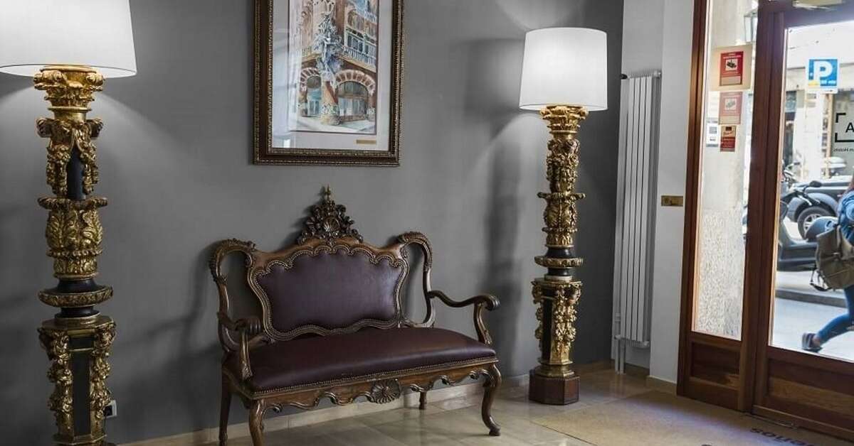 Een foto van het interieur van Meson Castilla Atiram
