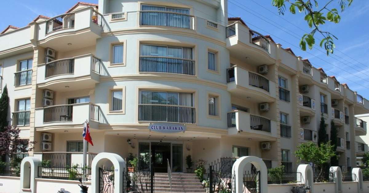 Een foto van de buitenkant van Club Karakas