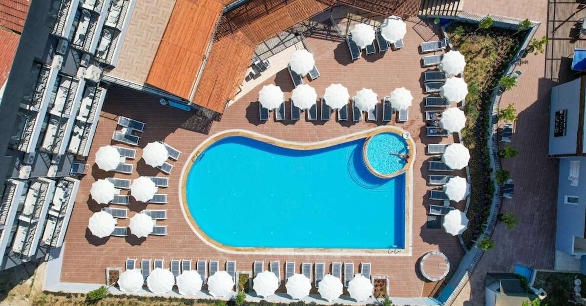 Een foto van het zwembad bij Clover Magic Park Side Hotel