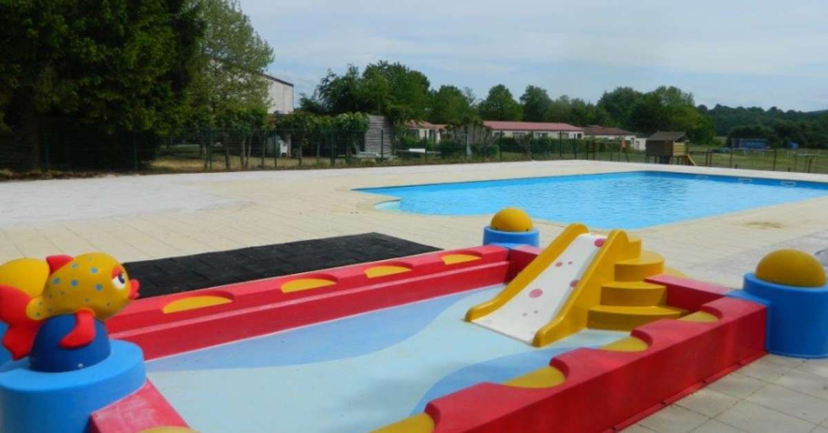 Een foto van het zwembad bij Camping Colline de Rabais