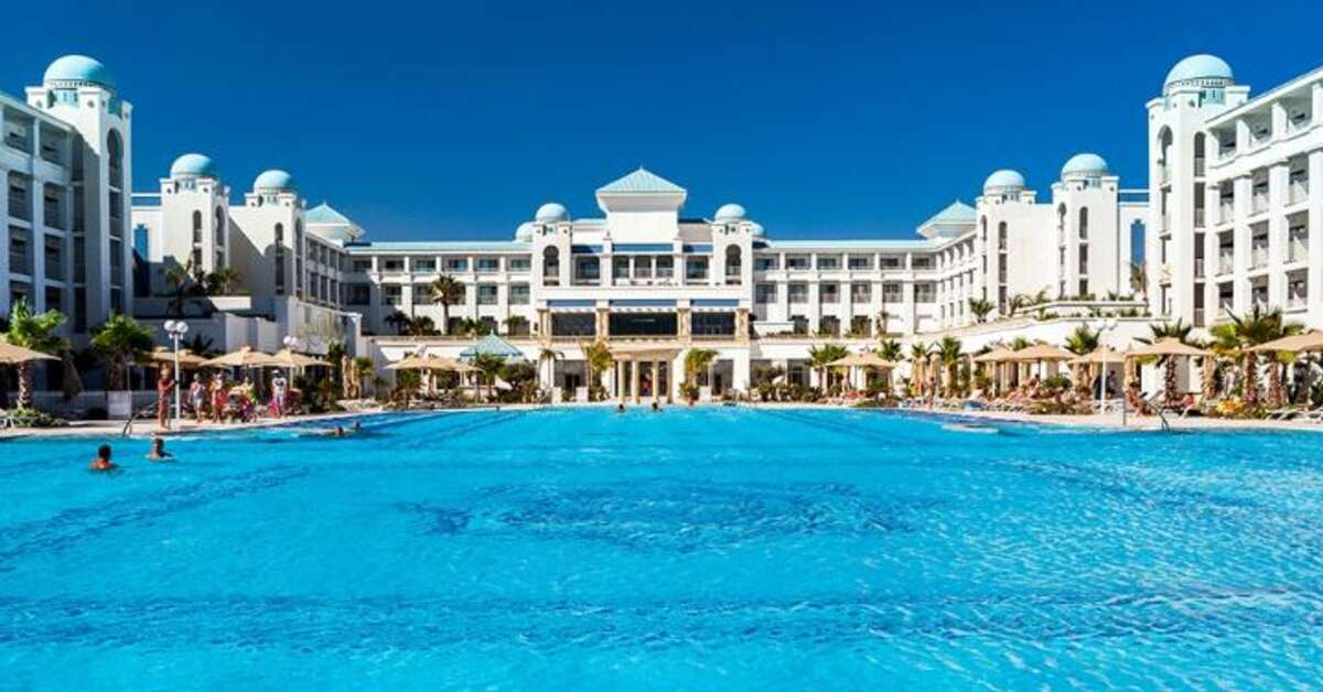 Een foto van het zwembad bij Barcelo Concorde Green Park Palace