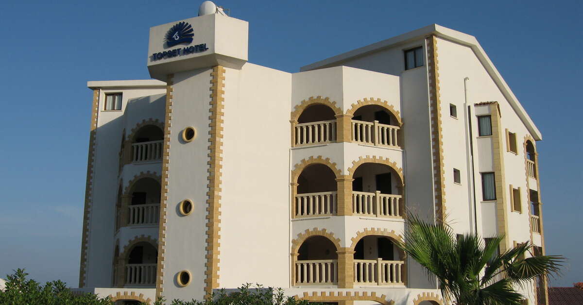 Ein Foto von der Außenansicht des Topset Hotel
