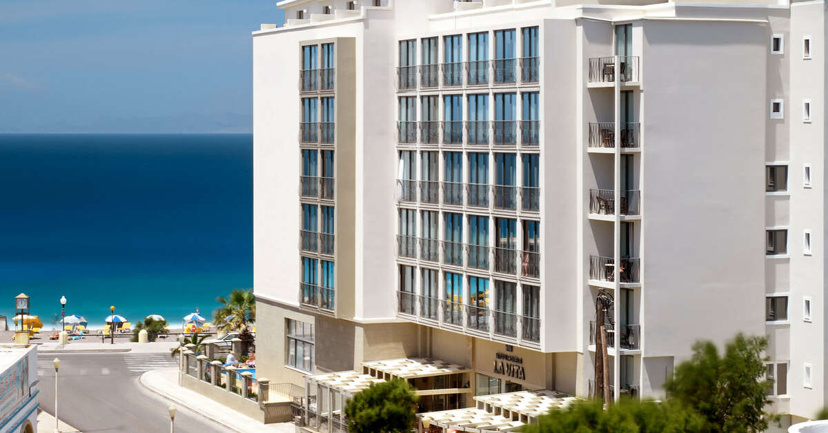 Een foto van de buitenkant van Mitsis La Vita Beach Hotel