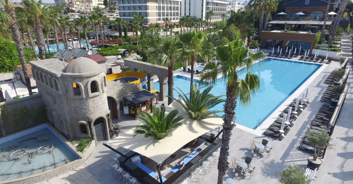 Ein Foto vom Pool im Thalia Unique
