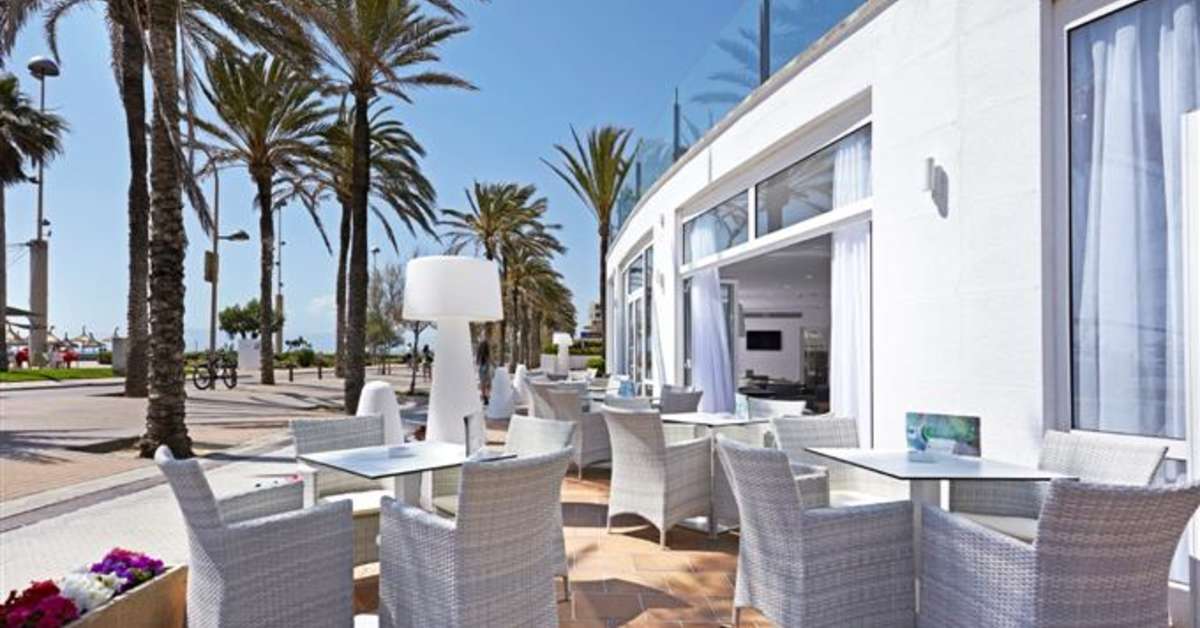 Een foto van het terras bij Grupotel Acapulco Playa
