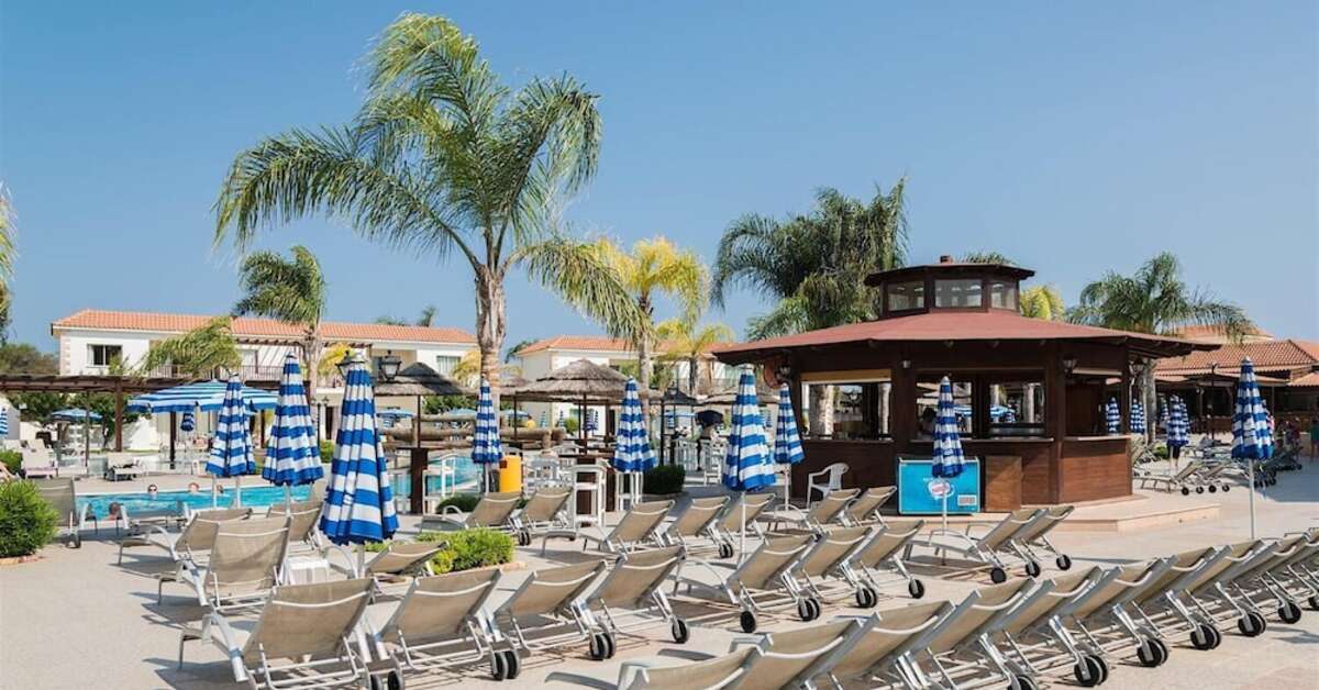 Een foto van het terras bij Tsokkos Paradise Village