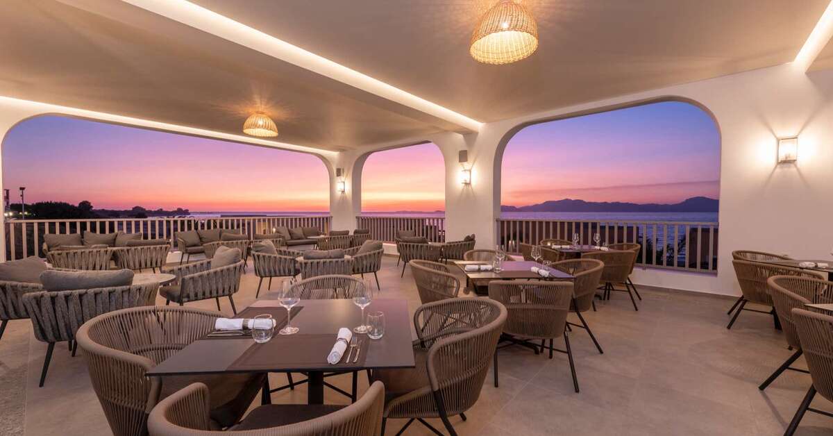 Een foto van het terras bij Horizon Beach Resort