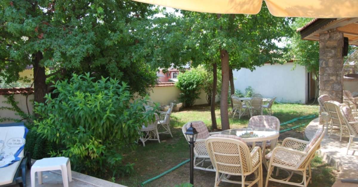 Een foto van het terras bij Hotel Binlik