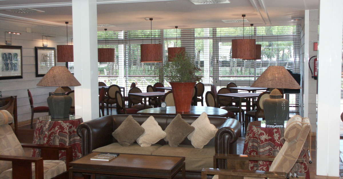 Een foto van het interieur van Hotel Nuevo Portil Golf
