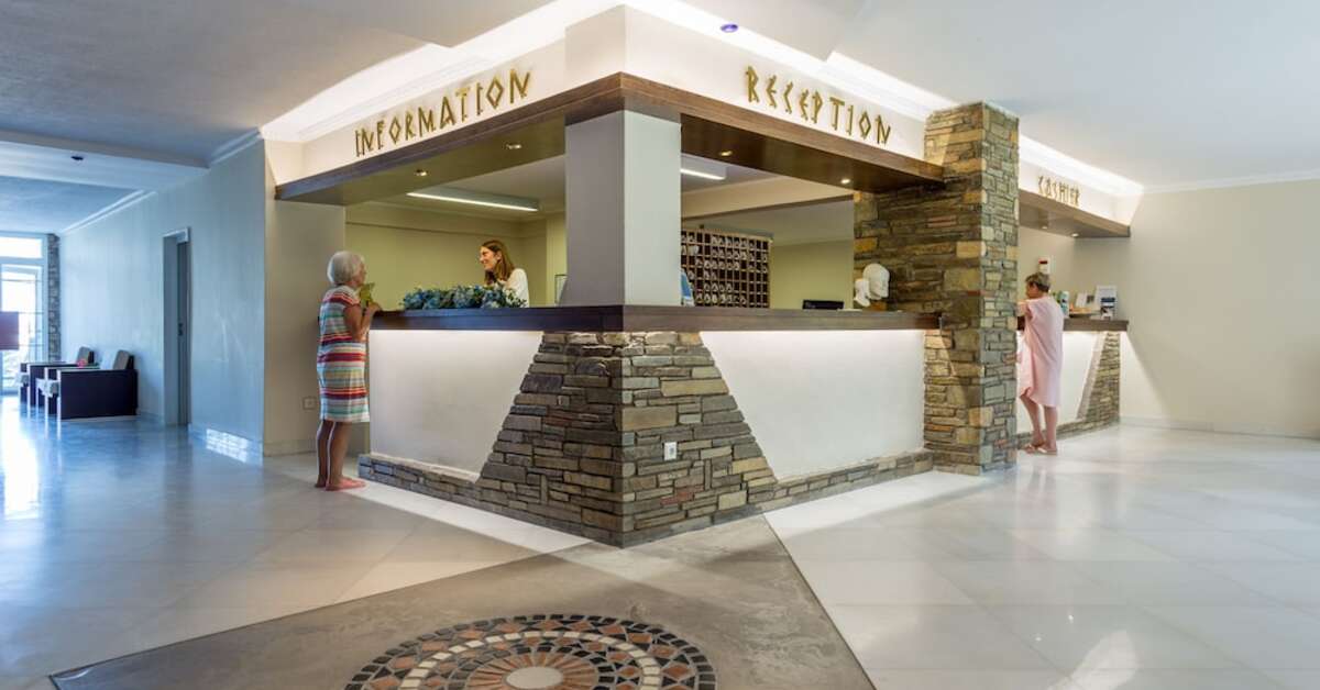 Een foto van het interieur van Alexander The Great Beach Hotel