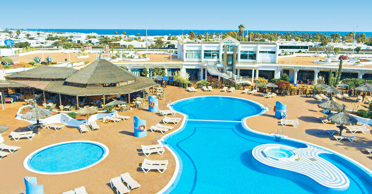 Een foto van het zwembad bij Club Playa Blanca Hotel