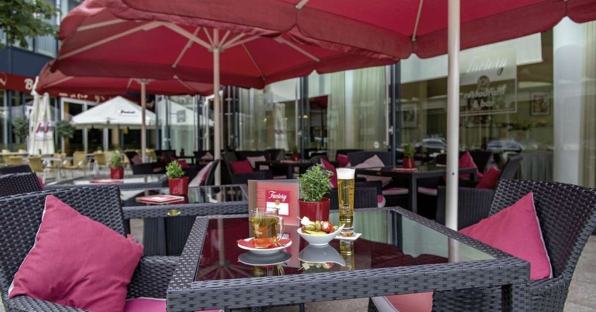 Een foto van het terras bij Art'Otel Dresden