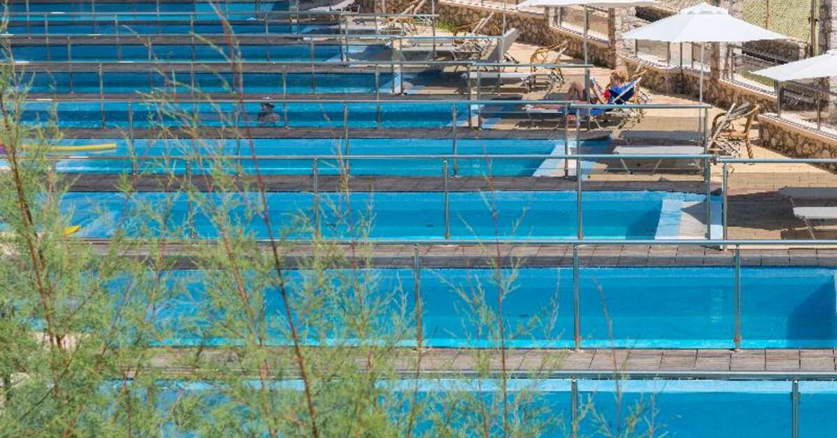 Een foto van het zwembad bij Paralos Rodos