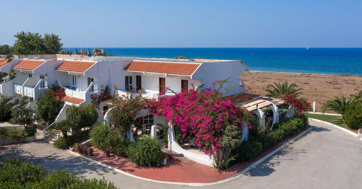 Een foto van de buitenkant van Nirvana Beach Hotel